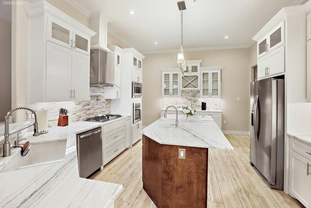 Luxurious Coastal Retreat Brand New 4br With Fast Wifi, 15 Min To Beach! *