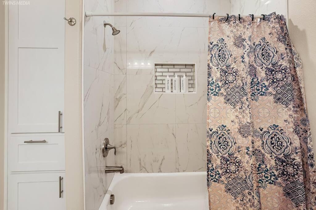 Luxurious Coastal Retreat Brand New 4br With Fast Wifi, 15 Min To Beach! * Corpus Christi