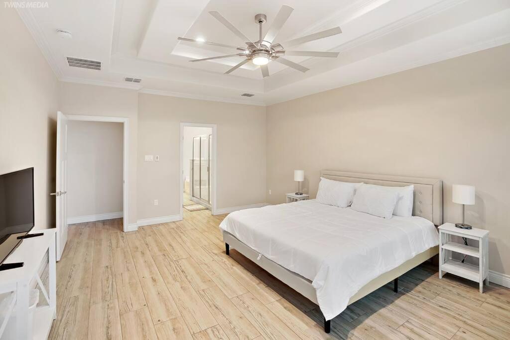 Luxurious Coastal Retreat Brand New 4br With Fast Wifi, 15 Min To Beach!